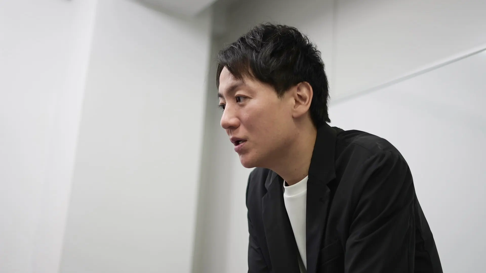 アナウンスレッスンを行う講師